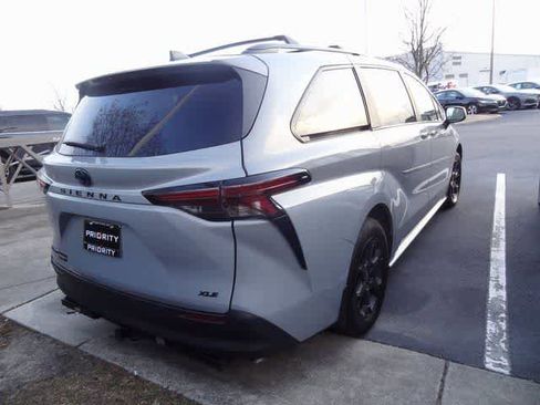 Used 2025 Toyota Sienna XLE Woodland Edition image 6