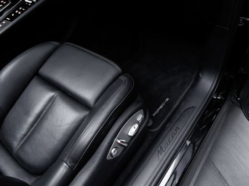 Used 2023 Porsche Macan AWD/4WD image 35