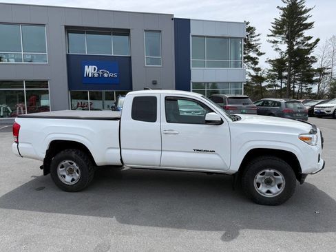 Used 2017 Toyota Tacoma SR w/ SR Convenience Package AWD/4WD image 5