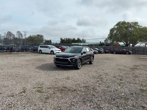 Used 2025 Chevrolet Trax LT w/ LT Convenience Package image 8