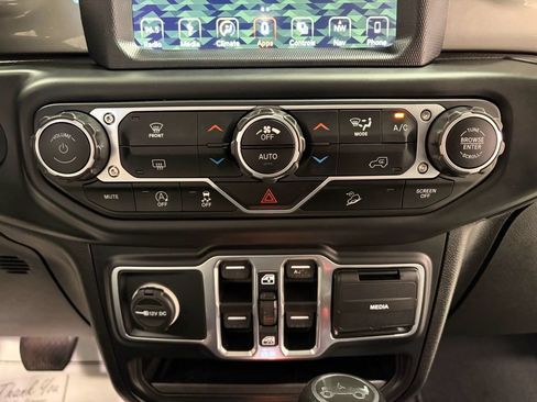 Used 2018 Jeep Wrangler Unlimited Sahara w/ Uconnect 4C Nav & Sound Group AWD/4WD image 16