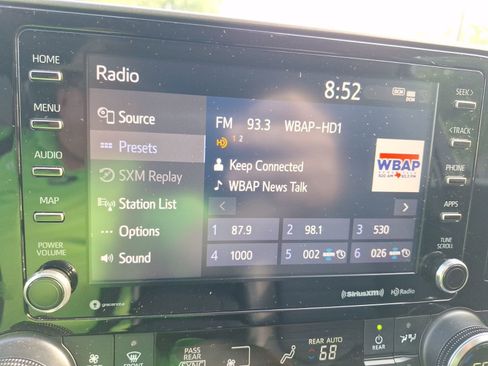 Used 2020 Toyota Highlander XLE image 24