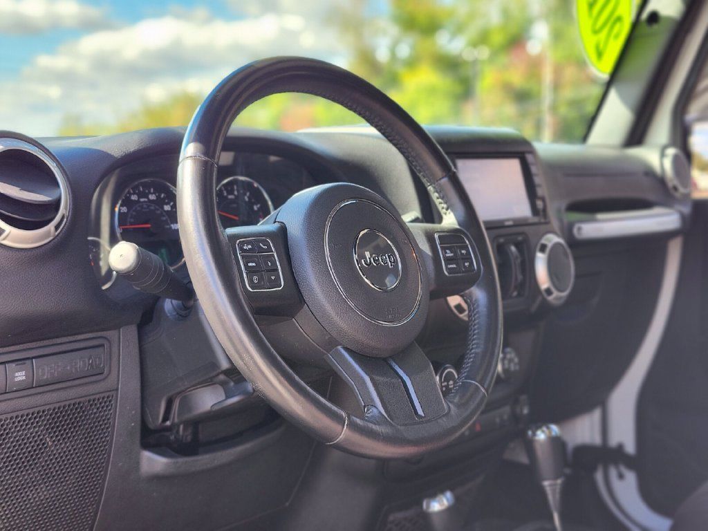 Used 2016 Jeep Wrangler Unlimited Rubicon w/ Connectivity Group AWD/4WD image 18