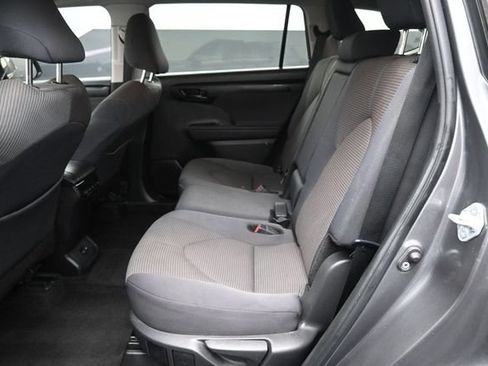 Used 2024 Toyota Highlander LE FWD image 7
