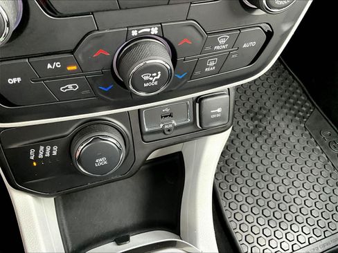 Used 2022 Jeep Renegade Limited AWD/4WD image 16
