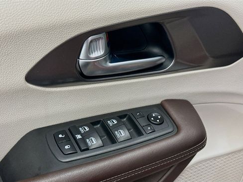 Used 2019 Chrysler Pacifica Touring-L Plus w/ Advanced Safetytec Group FWD image 15
