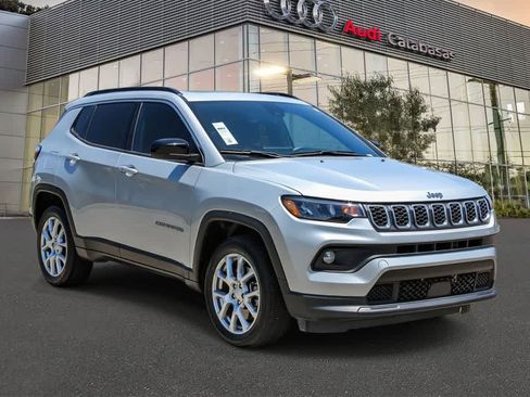 Used 2024 Jeep Compass Latitude w/ Sun and Sound Group AWD/4WD image 5