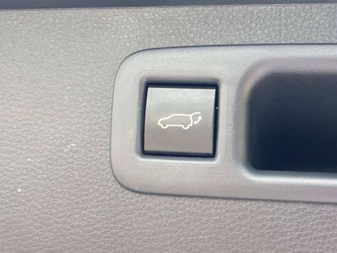 Used 2023 Toyota Highlander LE FWD image 10