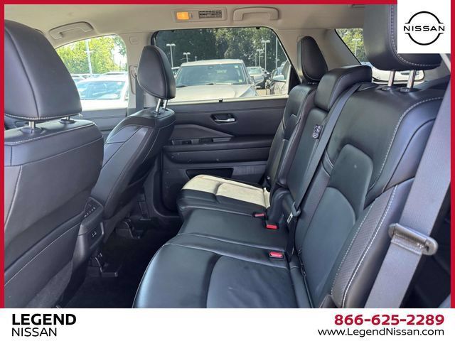 Used 2024 Nissan Pathfinder SL AWD/4WD image 12
