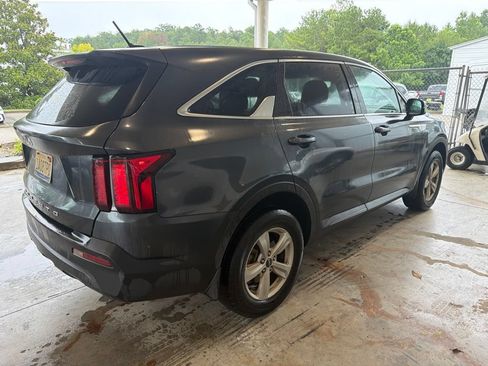 Used 2022 Kia Sorento LX AWD/4WD image 3