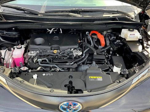 Used 2024 Toyota Sienna XSE image 36