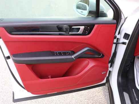 Used 2020 Porsche Cayenne w/ Premium Package image 16