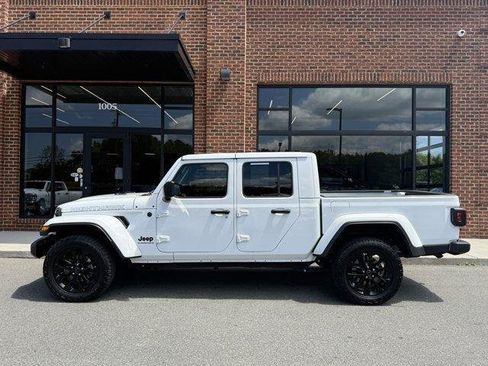 Used 2025 Jeep Gladiator Sport AWD/4WD image 4