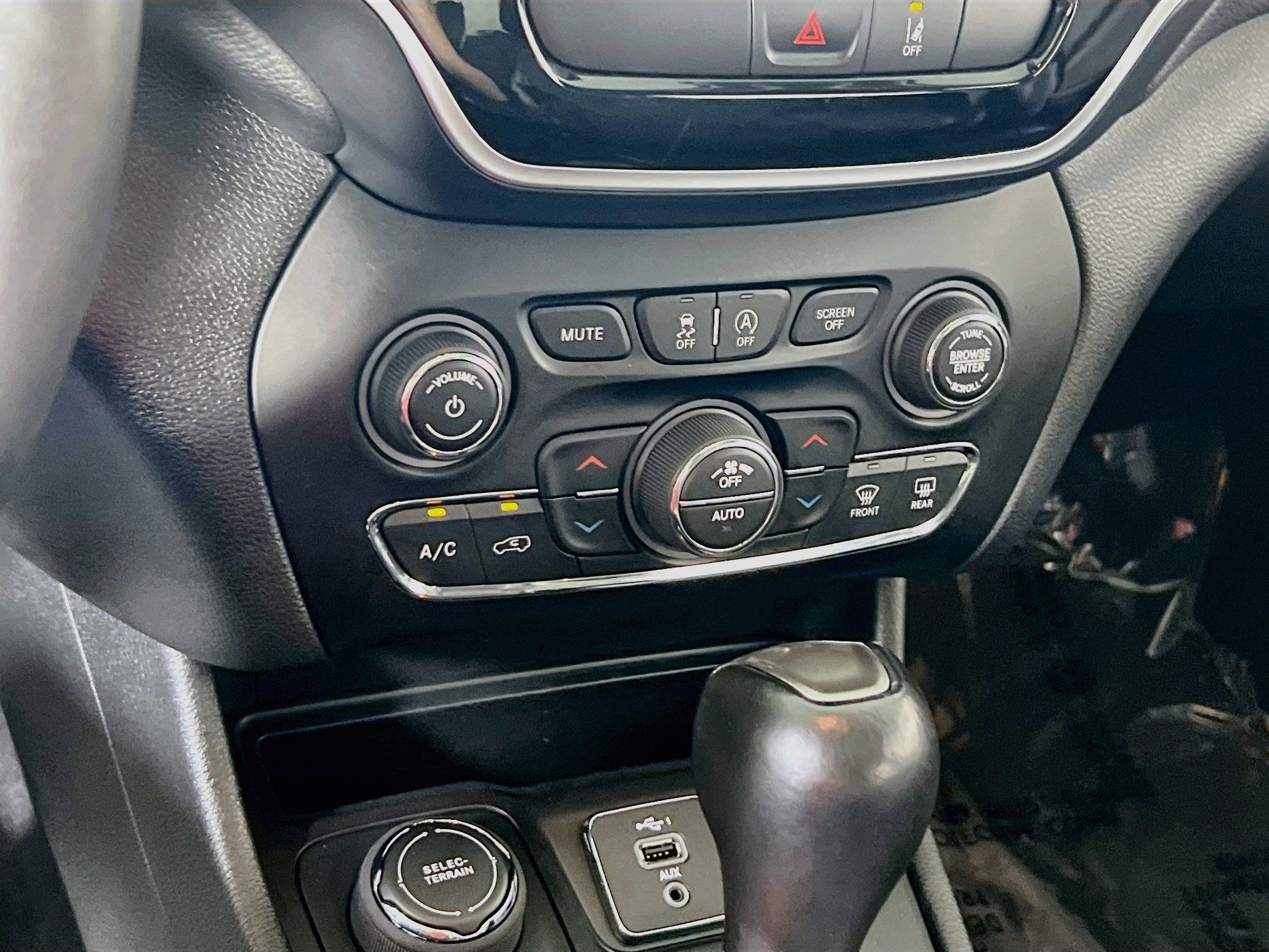 Used 2022 Jeep Cherokee Limited AWD/4WD image 15