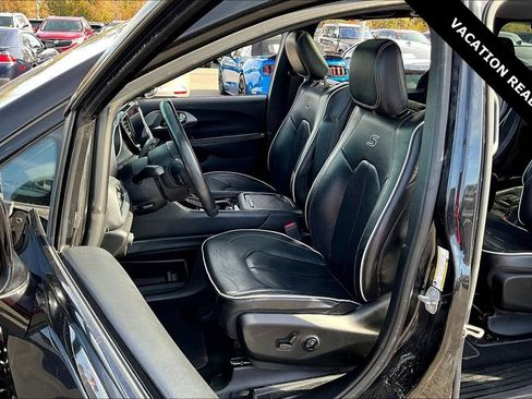Used 2022 Chrysler Pacifica Limited w/ Uconnect Theater Family Group image 19