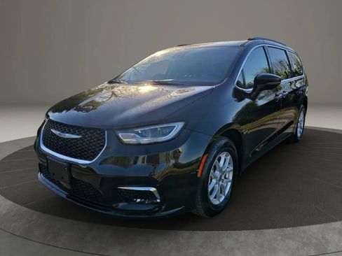 Used 2022 Chrysler Pacifica Touring-L FWD image 2