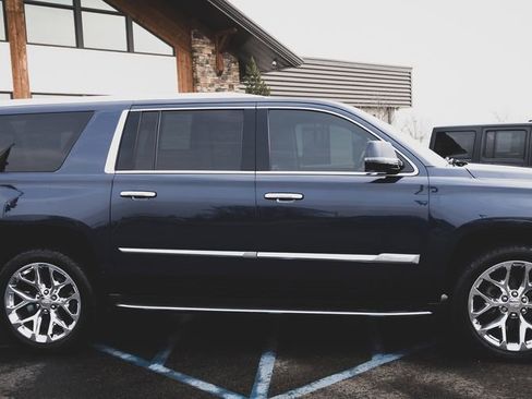 Used 2017 Cadillac Escalade ESV Luxury image 11