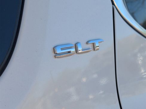 Used 2023 GMC Acadia SLT w/ Technology Package image 7