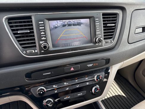 Used 2020 Kia Sedona LX FWD image 18