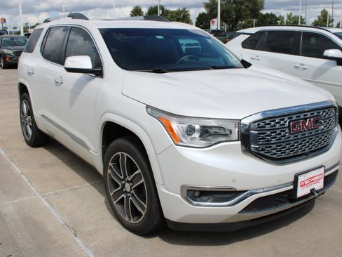 Used 2017 GMC Acadia Denali w/ Technology Package FWD image 2