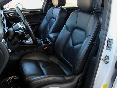 Used 2020 Porsche Macan AWD/4WD image 17