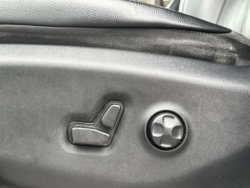 Used 2018 Chrysler Pacifica Touring-L Plus image 12