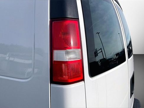 Used 2019 GMC Savana 2500 image 28