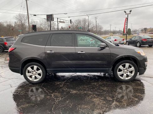 Used 2017 Chevrolet Traverse LT w/ Style and Technology Package image 3