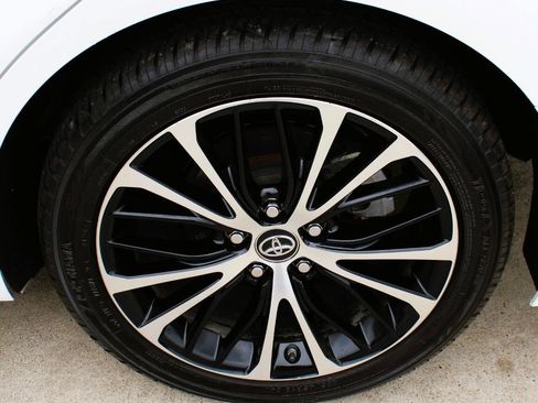 Used 2019 Toyota Camry SE FWD image 12