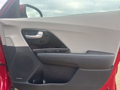 Used 2018 Kia Niro Touring image 9