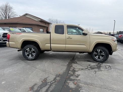 Used 2016 Toyota Tacoma TRD Sport image 6