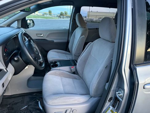 Used 2017 Toyota Sienna LE AWD/4WD image 11