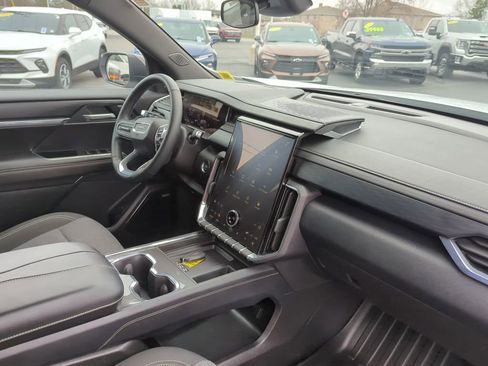 Certified 2025 GMC Acadia Elevation AWD/4WD image 17