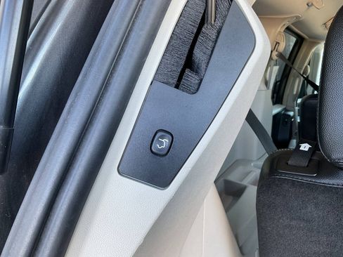 Used 2015 Chrysler Town & Country LX FWD image 33