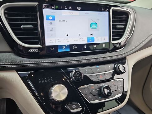 Used 2022 Chrysler Pacifica Touring-L image 24