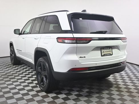 Used 2023 Jeep Grand Cherokee Altitude AWD/4WD image 4