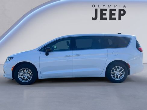 New 2026 Chrysler Pacifica Select image 2