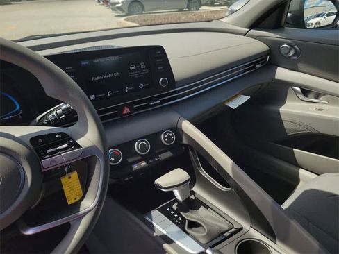 New 2025 Hyundai Elantra SE image 31