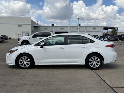 Used 2025 Toyota Corolla LE FWD image 3