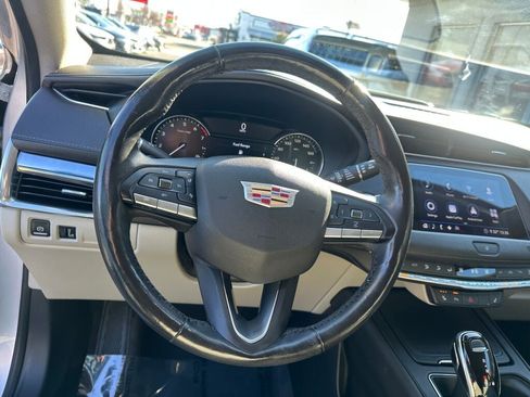 Used 2020 Cadillac XT4 Luxury w/ Cold Weather Package image 12