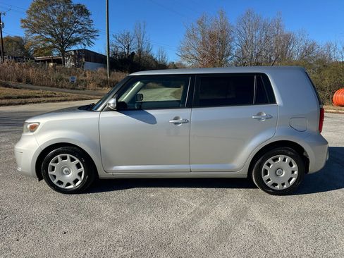 Used 2009 Scion xB FWD image 2