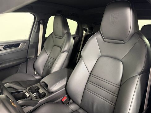 Certified 2025 Porsche Cayenne GTS AWD/4WD image 5