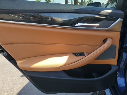 Used 2023 BMW M550i xDrive image 10