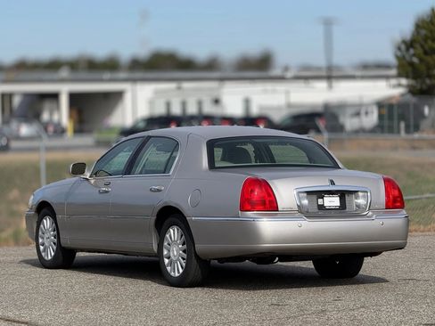 Used 2005 Lincoln Town Car Signature image 10