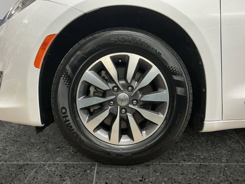 Used 2020 Chrysler Pacifica Touring-L Plus image 14