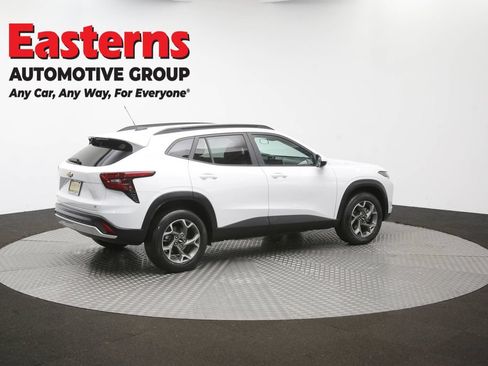 Used 2025 Chevrolet Trax LT FWD image 42