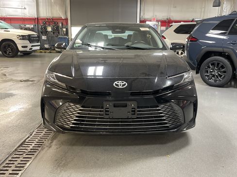 Used 2025 Toyota Camry XLE image 3