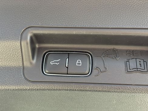 Used 2020 Ford Explorer XLT image 11