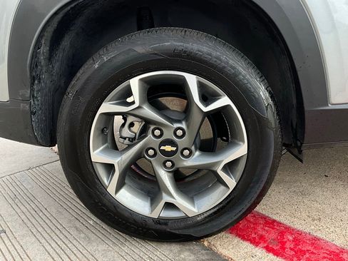 Used 2025 Chevrolet Trax LT image 9