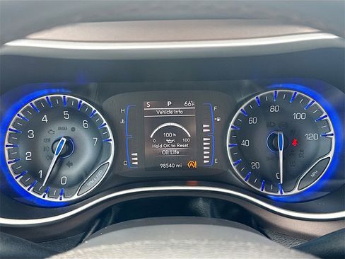 Used 2018 Chrysler Pacifica Touring-L image 13